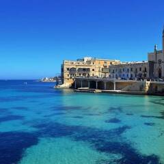 Отель Seafront Apartment in Sliema wt Breathtaking Views Мальта, Слима - отзывы, цены и фото номеров - забронировать отель Seafront Apartment in Sliema wt Breathtaking Views онлайн пляж фото 2