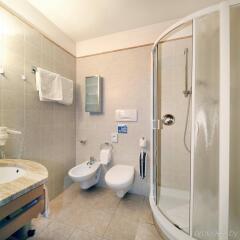 Flora Hotel & Suites Меран ванная