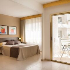 Aqua Hotel Montagut Suites комната для гостей