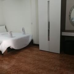 Апартаменты Soi 5 Apartment Паттайя сейф в номере