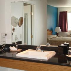 Отель The Alpine Inn & Suites ванная