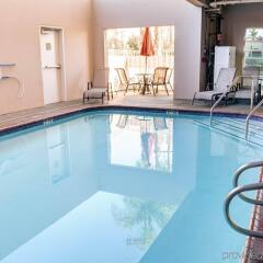 Отель Comfort Inn And Suites Near Universal Studios Лос-Анджелес бассейн фото 2