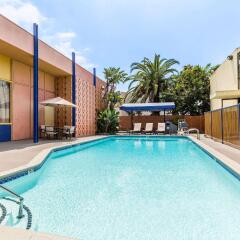 Отель Days Inn Airport Center LAX бассейн