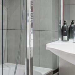 Отель Aparthotel Adagio Paris Bercy Village Франция, Париж - 2 отзыва об отеле, цены и фото номеров - забронировать отель Aparthotel Adagio Paris Bercy Village онлайн ванная фото 2