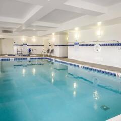 Отель Comfort Inn Louisville бассейн