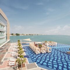 Royal M Hotel & Resort Abu Dhabi пляж