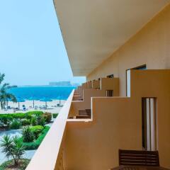 Отель Beach Resort by Bin Majid Hotels & Resorts балкон