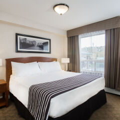 Отель Sandman Hotels & Suites Calgary West Канада, Калгари - отзывы, цены и фото номеров - забронировать отель Sandman Hotels & Suites Calgary West онлайн комната для гостей фото 2