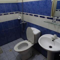 Отель Sun Avenue Tourist Inn And Cafe Филиппины, Тагбиларан - отзывы, цены и фото номеров - забронировать отель Sun Avenue Tourist Inn And Cafe онлайн ванная