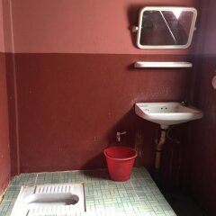 Отель Shwe Daung Thiri Motel Burmese Only Мьянма, Пром - отзывы, цены и фото номеров - забронировать отель Shwe Daung Thiri Motel Burmese Only онлайн ванная