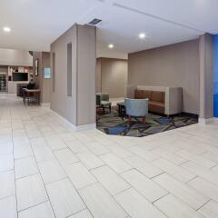 Отель Charter Inn and Suites комната для гостей