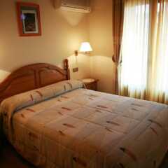 Отель Hostal Casa Santos сейф в номере