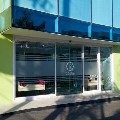 R Hotel Kingston бассейн