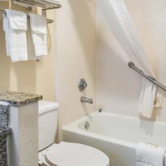 Quality Inn & Suites in Jacksonville, United States of America from 75$, photos, reviews - zenhotels.com bathroom photo 2