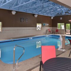 Отель Comfort Suites East бассейн фото 3