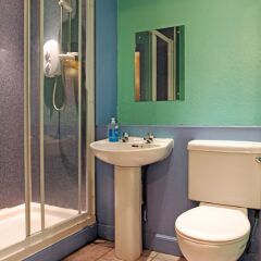 Отель Cowgate Tourist Hostel Великобритания, Эдинбург - отзывы, цены и фото номеров - забронировать отель Cowgate Tourist Hostel онлайн ванная