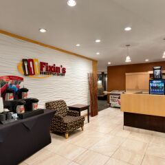 Отель Travelodge by Wyndham Saskatoon интерьер отеля фото 2