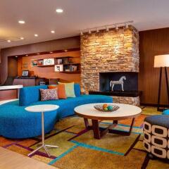 Отель Fairfield Inn & Suites by Marriott Meridian комната для гостей