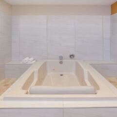 Отель Ramada by Wyndham Culver City спа