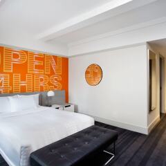 Отель Row Nyc Нью-Йорк сейф в номере