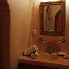 Отель Riad Azenzer ванная фото 2