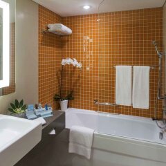Отель Novotel Dubai Al Barsha ванная фото 2