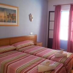Отель Hostal Ferrer Испания, Сан-Антони-де-Портмань - отзывы, цены и фото номеров - забронировать отель Hostal Ferrer онлайн комната для гостей фото 3