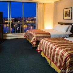 Отель Harbour Towers Hotel & Suites Канада, Виктория - отзывы, цены и фото номеров - забронировать отель Harbour Towers Hotel & Suites онлайн комната для гостей