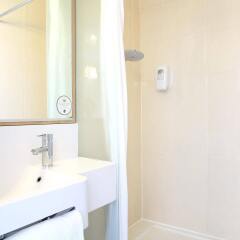 Отель B&B Hôtel Marseille Centre La Joliette Франция, Марсель - 2 отзыва об отеле, цены и фото номеров - забронировать отель B&B Hôtel Marseille Centre La Joliette онлайн ванная