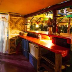 Leaf House Bungalow - Hostel гостиничный бар