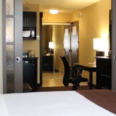 Отель Holiday Inn & Suites Pointe-Claire Montreal Airport Канада, Монреаль - отзывы, цены и фото номеров - забронировать отель Holiday Inn & Suites Pointe-Claire Montreal Airport онлайн сейф в номере