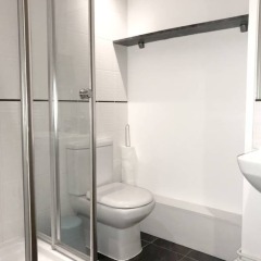 Апартаменты Modern 2 Bedroom Apartment in City Centre With Balcony ванная