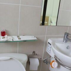 Отель Beehive Phuket Old Town - Hostel Таиланд, Пхукет - отзывы, цены и фото номеров - забронировать отель Beehive Phuket Old Town - Hostel онлайн ванная