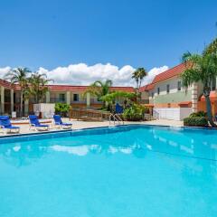 Отель Clarion Inn & Suites Clearwater бассейн