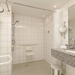 Отель Courtyard by Marriott Düsseldorf Hafen Германия, Дюссельдорф - отзывы, цены и фото номеров - забронировать отель Courtyard by Marriott Düsseldorf Hafen онлайн ванная фото 2