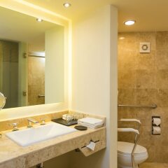 Отель Sheraton Buganvilias Resort & Convention Center ванная фото 2