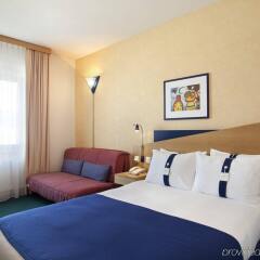 Отель Holiday Inn Express Geneva Airport, an IHG Hotel Швейцария, Мерен - отзывы, цены и фото номеров - забронировать отель Holiday Inn Express Geneva Airport, an IHG Hotel онлайн комната для гостей фото 2
