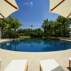 Отель Splash Beach Resort бассейн