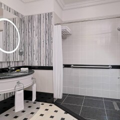 Отель Marriott Tbilisi Грузия, Тбилиси - 2 отзыва об отеле, цены и фото номеров - забронировать отель Marriott Tbilisi онлайн ванная