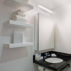 Отель Hampton Inn Manhattan Chelsea США, Нью-Йорк - отзывы, цены и фото номеров - забронировать отель Hampton Inn Manhattan Chelsea онлайн ванная