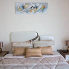 Отель One Perfect Stay - Discovery Gardens комната для гостей
