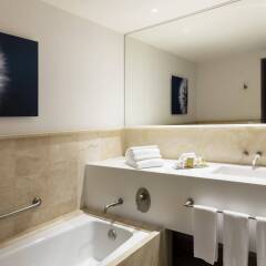 Отель Doubletree By Hilton Mexico City Santa Fe Мехико ванная