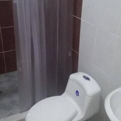 Отель Micro Hotel Rio de Piedras Гондурас, Сан-Педро-Сула - отзывы, цены и фото номеров - забронировать отель Micro Hotel Rio de Piedras онлайн ванная