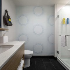 Tru by Hilton Seneca Clemson in Pickens, United States of America from 144$, photos, reviews - zenhotels.com bathroom