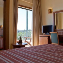 Отель Ramada Attica Riviera сейф в номере