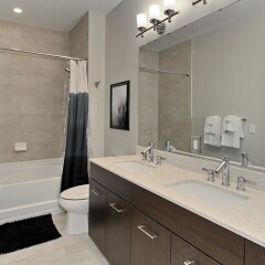 Отель Stylish 1BR w/ Pool + Gym South Capitol ванная