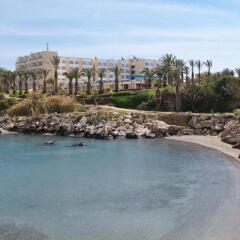 Queen's Bay Hotel пляж