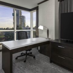 Отель Hilton Vancouver Metrotown Канада, Бурнаби - отзывы, цены и фото номеров - забронировать отель Hilton Vancouver Metrotown онлайн удобства в номере фото 2