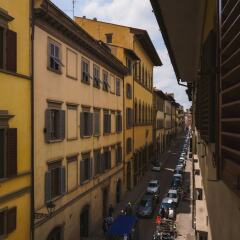 Отель Lovely 4BD Apt 3min Walk to Ponte Vecchio балкон