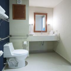 Отель Holiday Inn Express Cabo San Lucas ванная
